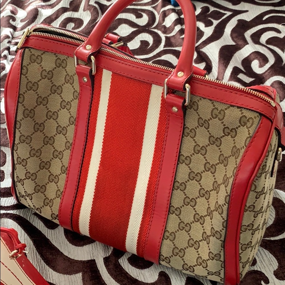 AUTHENTIC GUCCI purse...mint condition